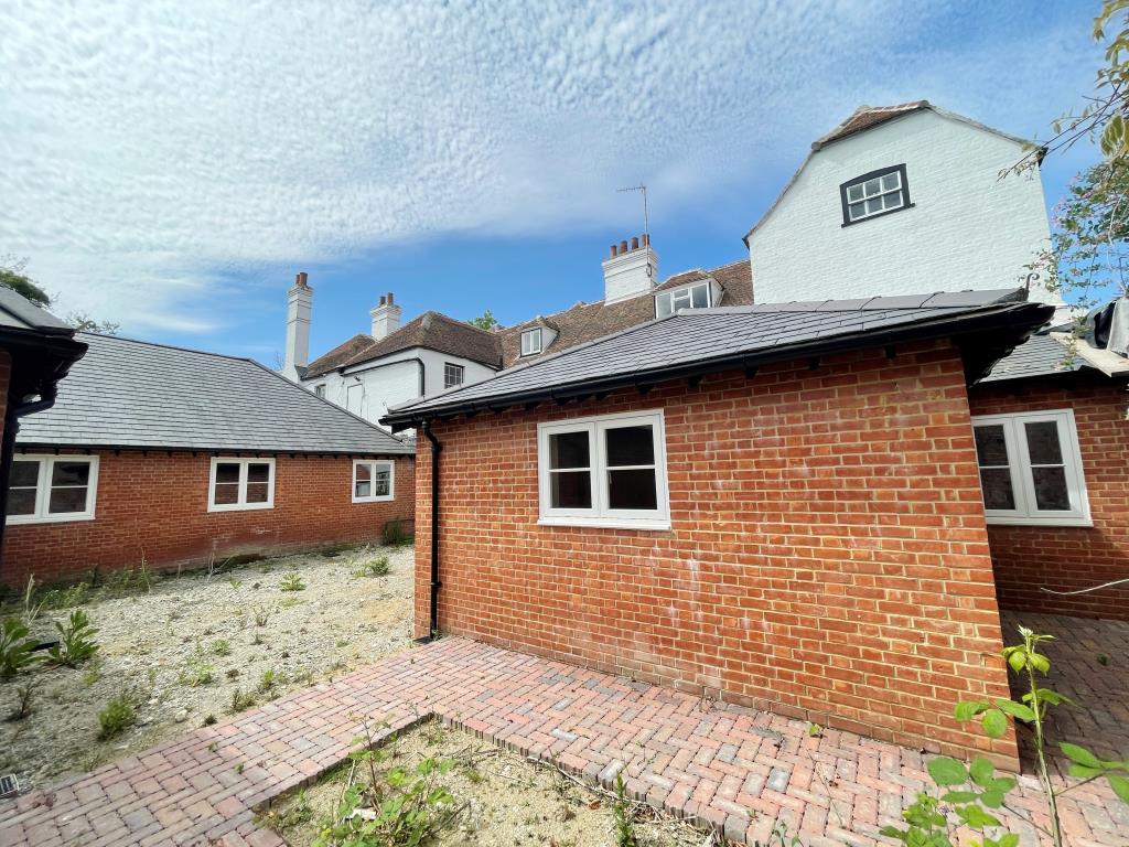 Lot: 30 - SUBSTANTIAL FORMER CARE HOME WITH POTENTIAL -